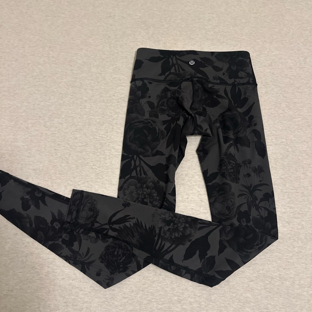 🏋🏻‍♀️LULULEMON athletica, LIKE NEW Black Floral Leggings🏋🏻‍♂️